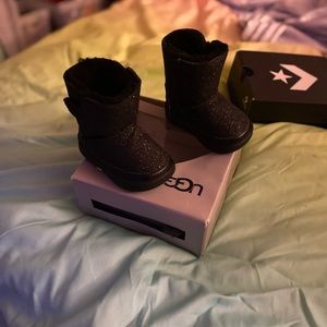 Infant Ugg black glitter.